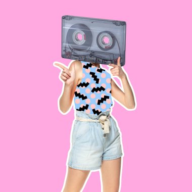 Çağdaş sanat kolajı. Dergi tarzı. Pembe arka planda retro kaset başkanı genç bir kızla kompozisyon..