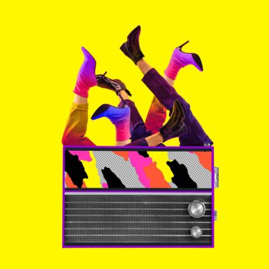 Çağdaş sanat kolajı. İlham, fikir, modaya uygun şehir dergisi tarzı. İnsan bacaklı kompozisyon ve sarı neon arka planda teyp..