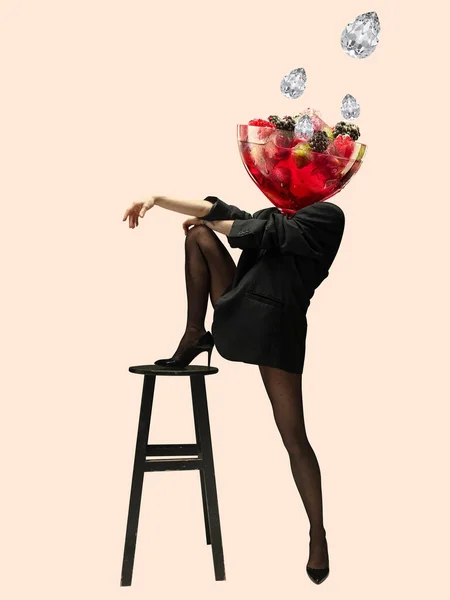 Collage d'arte contemporanea. Ispirazione, idea, stile urban magazine alla moda. Composizione con giovane ragazza testa di bicchiere da vino su sfondo chiaro. — Foto Stock
