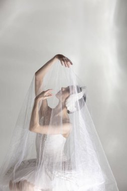 Beyaz arka planda izole edilmiş sanat performansında beyaz kuğu görüntüsünde genç zarif balerina..