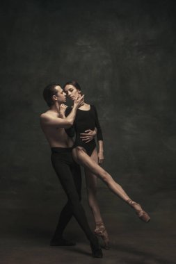 Güzel, zarif kadın ve erkek, sanat performansı dansçıları karanlık arka planda izole edilmiş.