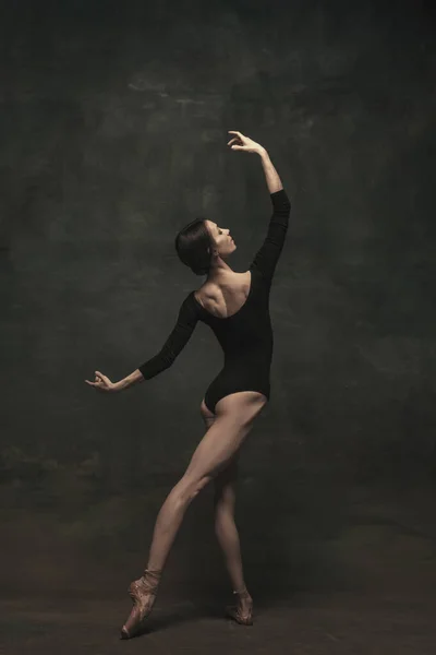 Jovem bela bailarina em ação isolada sobre fundo azul. Conceito de beleza, arte, espetáculo, teatro. — Fotografia de Stock