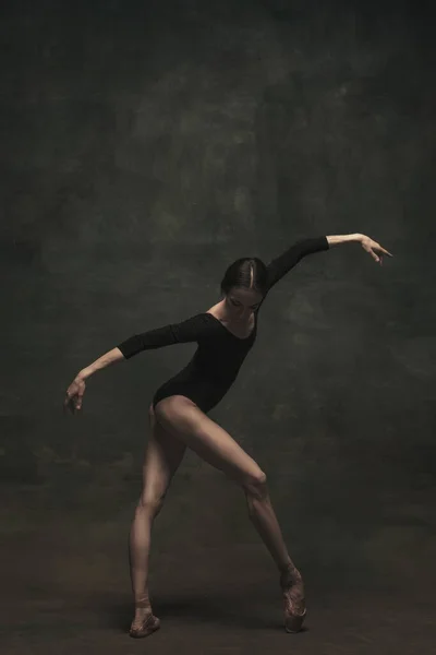 Молода і витончена балетна танцівниця ізольована на темному тлі. Мистецтво, рух, дія, гнучкість, концепція натхнення . — стокове фото
