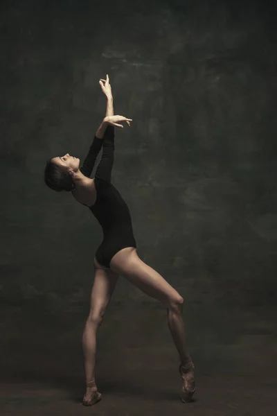 Молода і витончена балетна танцівниця ізольована на темному тлі. Мистецтво, рух, дія, гнучкість, концепція натхнення . — стокове фото
