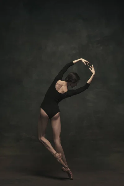 Молода красива балерина в дії ізольована на синьому фоні. Поняття краси, мистецтва, шоу, театру . — стокове фото