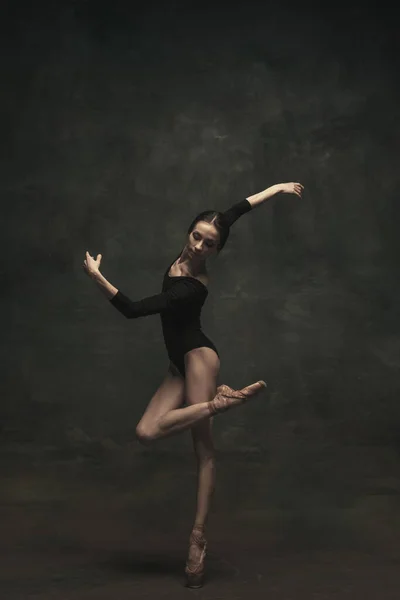 Joven y elegante bailarina de ballet aislada sobre fondo oscuro. Arte, movimiento, acción, flexibilidad, concepto de inspiración. —  Fotos de Stock