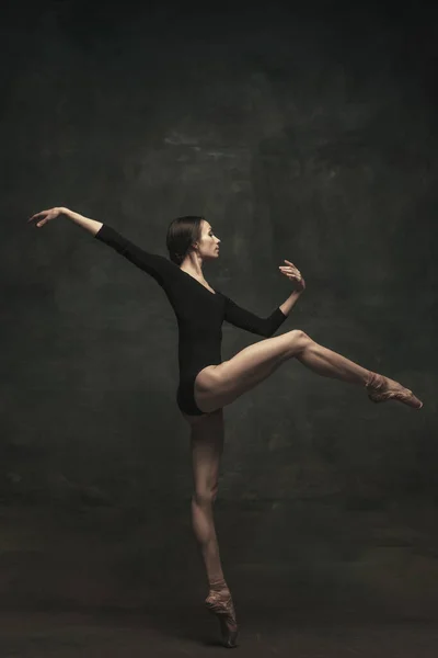 Joven y elegante bailarina de ballet aislada sobre fondo oscuro. Arte, movimiento, acción, flexibilidad, concepto de inspiración. —  Fotos de Stock