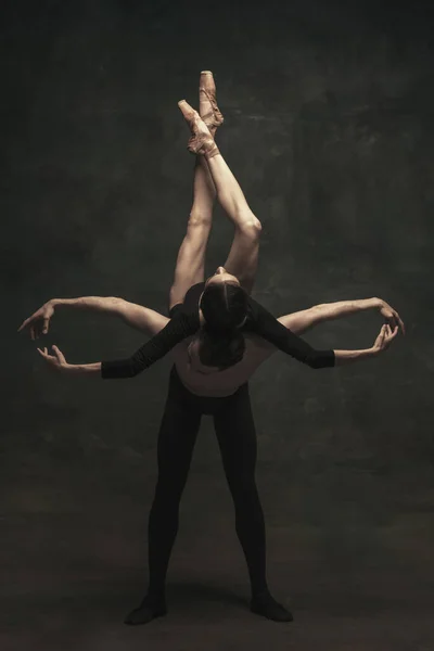 Красива витончена жінка і чоловік, танцюристи балету в художньому виконанні танцюють ізольовано на темному тлі — стокове фото