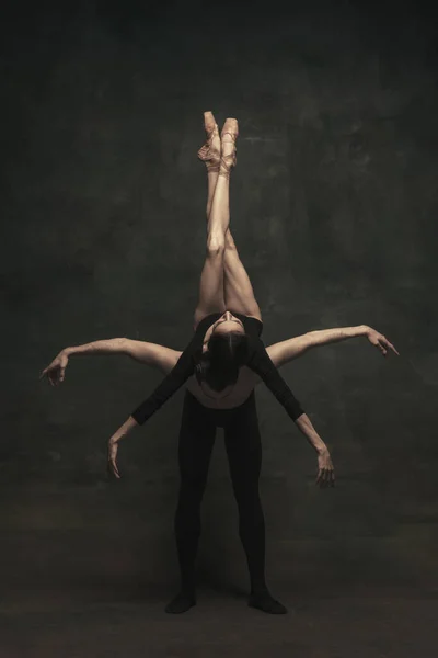 Hermosa mujer elegante y hombre, bailarines de ballet en performance de arte bailando aislados sobre fondo oscuro — Foto de Stock