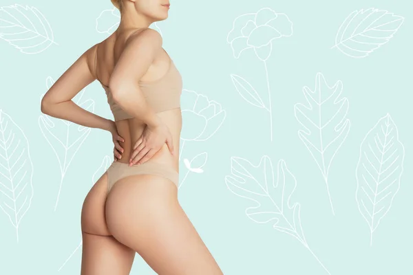 Gyönyörű női test fehérneműben, világos háttérrel. Szépségápolási koncepció. — Stock Fotó