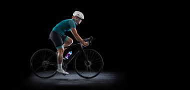 Motosikletli profesyonel bayan bisikletçi siyah stüdyo arka planında izole edilmiş..