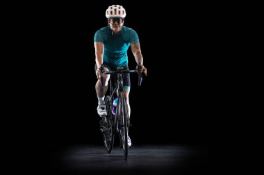 Motosikletli profesyonel bayan bisikletçi siyah stüdyo arka planında izole edilmiş..