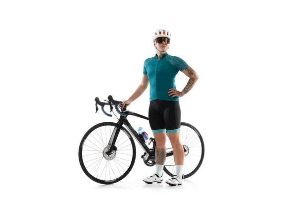 Joven ciclista profesional femenina en bicicleta de carretera aislada sobre fondo blanco. — Foto de Stock