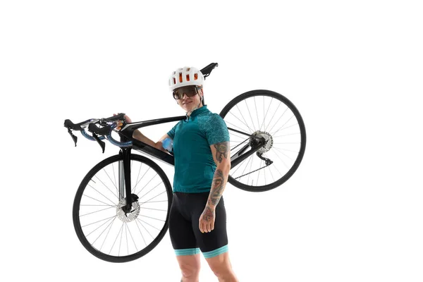 Junge Radprofi-Fahrerin auf Rennrad isoliert vor weißem Hintergrund. — Stockfoto