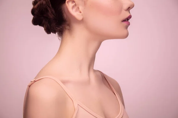 Портрет красивой молодой женщины изолирован на светло-розовом фоне студии. Концепция женской красоты, стиля, макияжа — стоковое фото