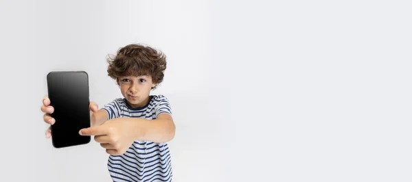 Folheto com retrato de menino pré-escolar posando isolado sobre fundo estúdio branco. — Fotografia de Stock