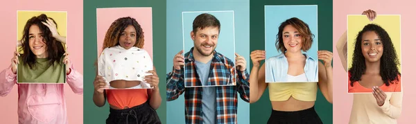 Колаж з зображеннями студії п'яти молодих жінок і чоловіків ізольовані на кольорових студійних фонах . — стокове фото