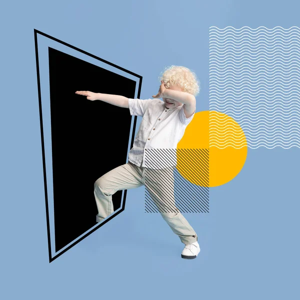 Kolaż artystyczny. Jeden mały albinos wchodzi do czarnego kwadratu na szarym tle. Linie i fale, kształty geometryczne. — Zdjęcie stockowe
