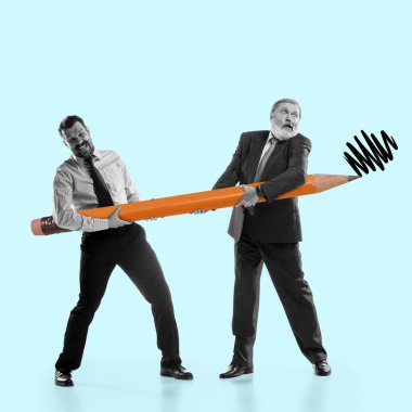 İki iş adamının arka planda büyük bir kalem tutmasının yaratıcı görüntüsü. İstihdam, iş, yaratıcılık kavramı.