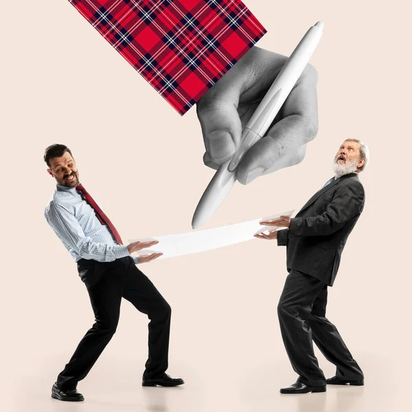 Kreatywny obraz dwóch mężczyzn w ubraniach biznesowych trzymających duży arkusz papieru na jasnym tle. — Zdjęcie stockowe