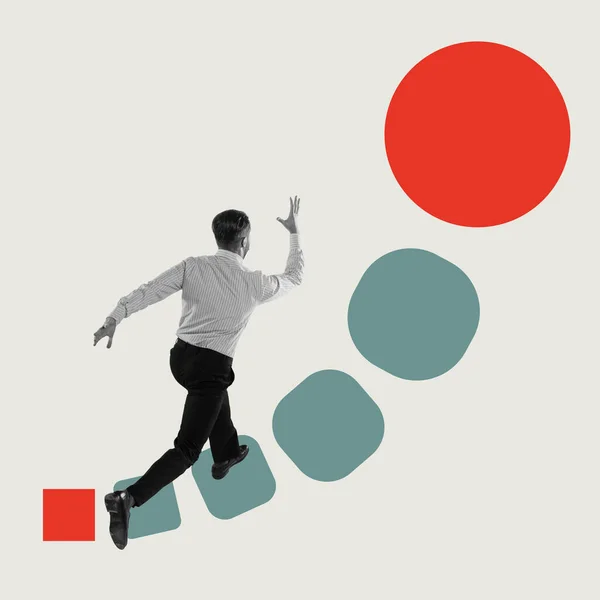 Voortschrijdend succes. Collage van jonge zakenman rent naar de rode cirkel. Combinatie van bedrijfsleven en creativiteit. Kopieer ruimte voor advertentie — Stockfoto