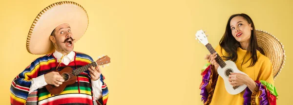 Kollázs portrék fiatalok, férfi és nő mexikói ruhák ukulele elszigetelt sárga stúdió háttér. — Stock Fotó