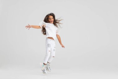 Beyaz stüdyo arka planında izole edilmiş küçük beyaz kız portresi..