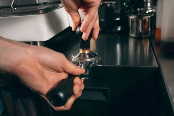 Freshly ground coffee in a port filter horn for coffee machine. Close up image — Fotografia de Stock