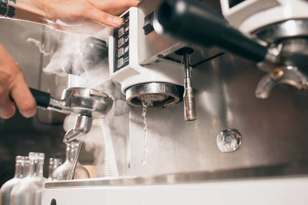 Nahaufnahme. Wartung, Reinigung der Kaffeemaschine. Heißer aromatischer Kaffee. — Stockfoto