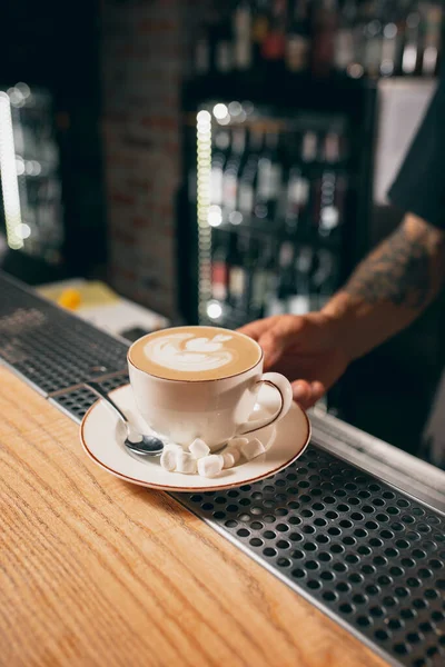 Weiße Tasse Kaffee, Latte oder Cappuchino mit Marshmallow auf Holztheke im Café. Nahaufnahme — Stockfoto