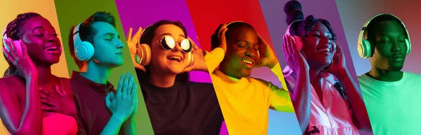 Koláž portrétů šesti mladých usměvavých lidí těší hudbu ve sluchátkách izolovaných přes pestrobarevné neonové pozadí. — Stock fotografie