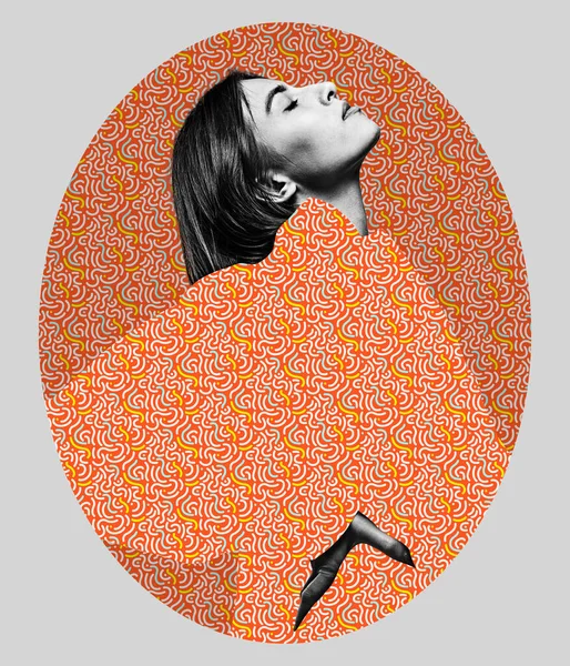 오렌지 무늬 옷을 입은 한 젊은 여성의 초상화는 그 이미지의 배경 과 동일하다. 옆면 — 스톡 사진