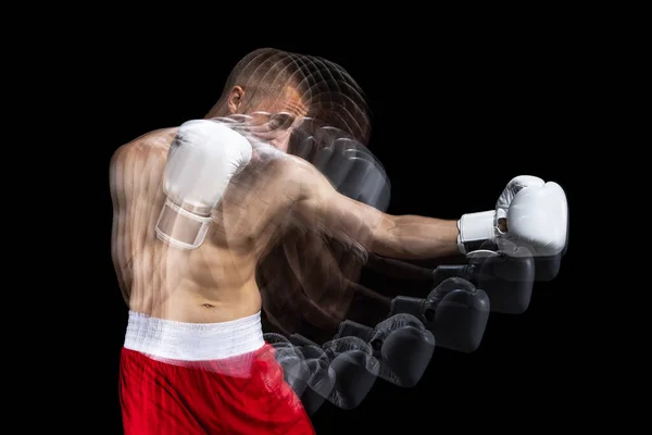 赤のショートパンツや手袋のトレーニングで若いプロの男性ボクサー、黒のスタジオの背景に行使。ストロスコープ — ストック写真