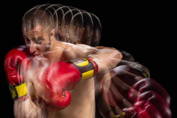 Félhosszú portré fiatal profi férfi bokszoló mozgásban gyakorló fekete stúdió háttér. — Stock Fotó