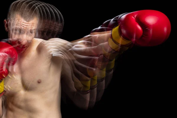Detailní záběr portrét mladého profesionálního mužského boxera v pohybu cvičení přes černé pozadí studia. — Stock fotografie