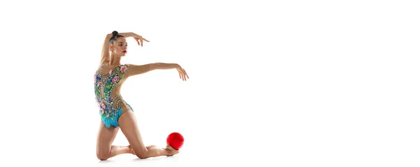 Jedna młoda, piękna gimnastyczka rytmiczna ćwicząca z piłką na białym tle studia. Ulotka — Zdjęcie stockowe