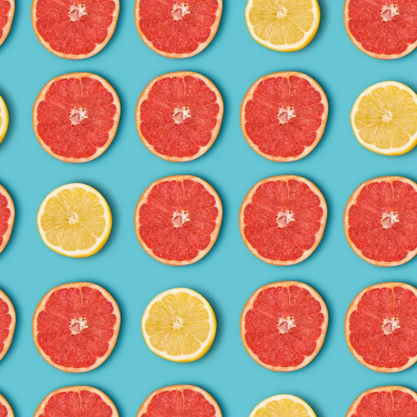 Nyári hangulat. Fele lédús sárga citrom és grapefruit rendezett világoskék háttér. — Stock Fotó