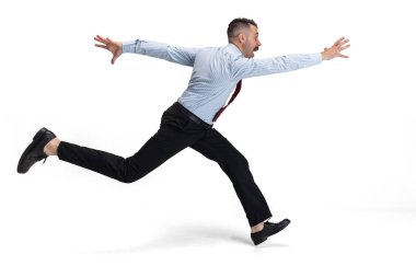 Yan görüş. Kafkasyalı genç bir adamın portresi, beyaz arka planda tek başına çalışan bir ofis çalışanı..