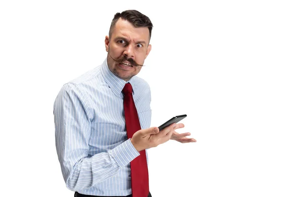 Студійний знімок молодого чоловіка в офісному одязі, менеджер зі смартфоном ізольований на білому фоні студії . — стокове фото