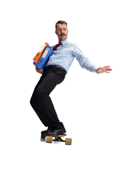 Vooraanzicht. Portret van een jonge blanke man, kantoormedewerker op skateboard geïsoleerd op witte achtergrond. — Stockfoto