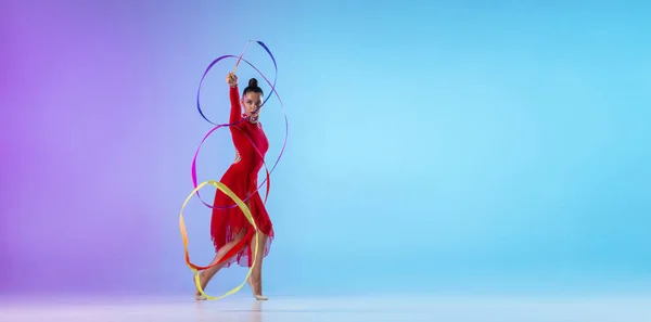 플라이어. 밝은 리본을 띠고 네온 바탕에 분리 된 빨간 드레스를 입고 운동하는 여성 리듬 체조 선수의 모습. — 스톡 사진