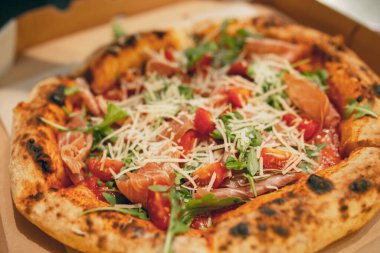 Et, jambon, yeşillik ve domatesli fırında pizza. Lezzetli yemek. Yakın plan.