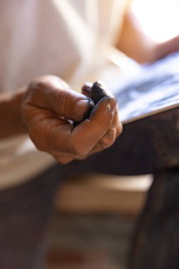 Sanatçıların el boyalarını grafit boyasıyla kapatın.