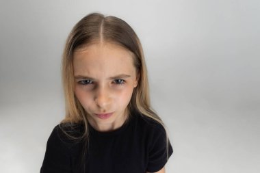 Kızgın ya da üzgün bir çocuk ya da beyaz arka planda izole edilmiş bir çocuk.