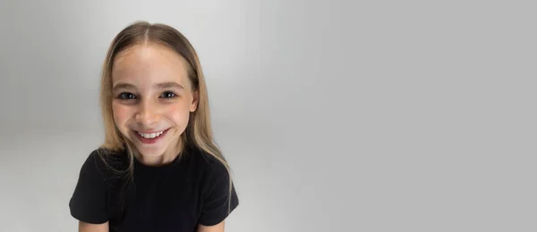 Retrato de adolescente escola caucasiana menina em roupas casuais posando isolado sobre fundo estúdio branco. — Fotografia de Stock