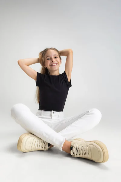 Retrato de adolescente escola caucasiana menina em roupas casuais posando isolado sobre fundo estúdio branco. — Fotografia de Stock