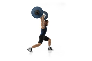 Beyaz arka planda izole edilmiş bir ağırlıkla spor kıyafetli bir adamın tam boy portresi.