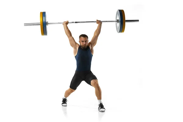 Ritratto a figura intera di un uomo in abbigliamento sportivo che esercita con un peso isolato su sfondo bianco — Foto Stock