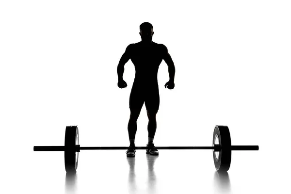 Retrato completo de un hombre en ropa deportiva ejercitándose con un peso aislado sobre fondo blanco — Foto de Stock