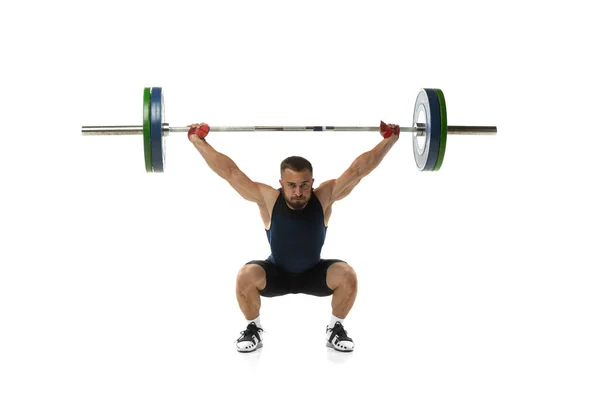 Retrato completo de un hombre en ropa deportiva ejercitándose con un peso aislado sobre fondo blanco — Foto de Stock